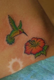 手臂彩色小蜂鸟和花朵纹身图案