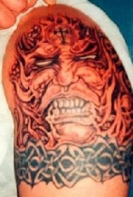 大臂丑陋的红脸妖怪纹身图案