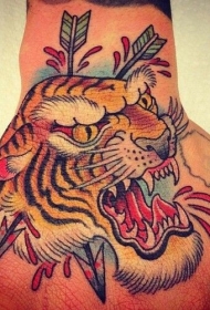 手背老派风格的愤怒的老虎纹身图片