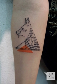 手臂简单的几何风格狼与三角形纹身