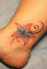 女孩脚踝鲜艳的花朵纹身图案