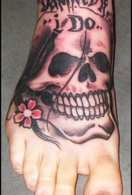 女性脚背骷髅头与花朵纹身图案