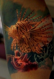 手臂彩色逼真可爱的怪鱼纹身图案