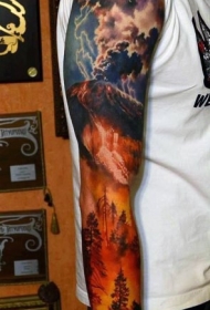 手臂彩色火山与森林纹身图案