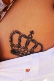 腹部简约的皇冠纹身图案