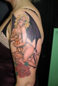 手臂非常诱人的裸体女人纹身图案