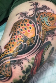 腿部彩色滑稽的鲤鱼纹身图案