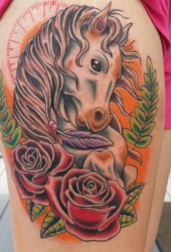 女生大腿玫瑰羽毛和树叶彩色马纹身图案