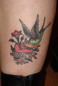 腿部彩色燕子与花朵纹身图案