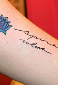 手臂彩色莲花与字母纹身图案