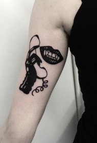 手臂黑色吸血鬼口与手纹身图案