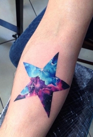 手臂星空色彩星星纹身图案