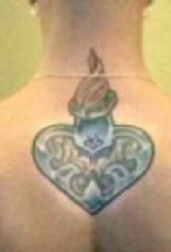 背部彩色燃烧的木质心纹身图案