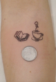 手臂简约小尺寸的书和茶杯纹身图案