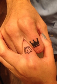 情侣手指国王和皇后皇冠纹身图案