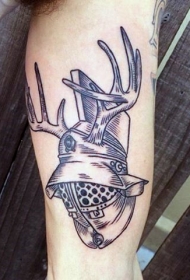 手臂有趣的雕刻风格斗士头盔鹿角纹身图案