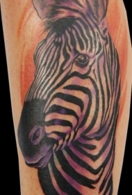 腿部超级紫色斑马头纹身图片