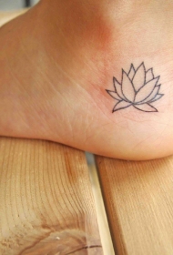 脚部可爱的简单莲花纹身图案