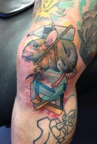 腿部彩色很有趣的老鼠拴铅笔纹身图案