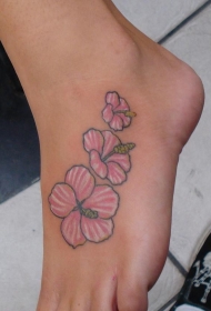 脚背可爱的粉红和白色花朵纹身图案