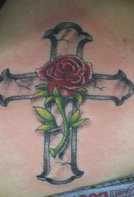 十字架与红玫瑰纹身图案