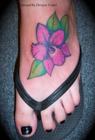 女性脚背上的彩色芙蓉花纹身图案