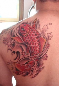 肩部彩色聪明的锦鲤纹身图案