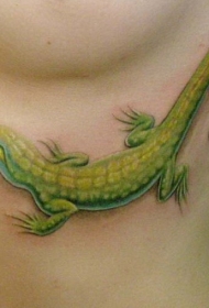 肋骨上可爱的绿色蜥蜴纹身图案