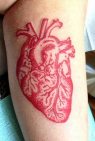 腿部红墨水心脏纹身图案