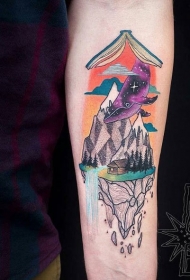 小臂彩绘鲸鱼和山脉魔法书纹身图案
