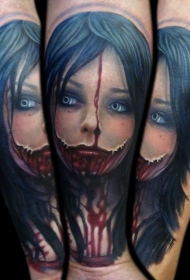 手臂彩色血腥的女人肖像纹身图案