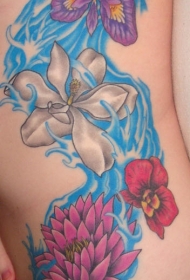 女性腰侧彩色大朵花朵纹身图案