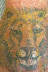 手部彩色讨厌的黄色头狮子头纹身