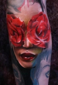 手臂彩色女性肖像结合玫瑰纹身图案