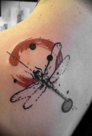 肩部水彩画的蜻蜓纹身图案