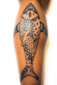 小腿很酷的波利尼西亚风格鲨鱼纹身图案