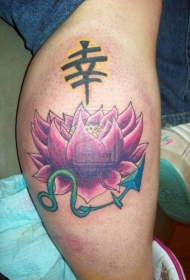 腿部紫色的莲花与日本文字纹身图案