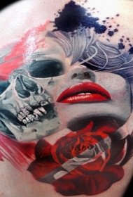 彩绘写实大腿妇女骷髅和玫瑰纹身图案