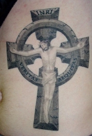 耶稣在石头十字架上纹身图案