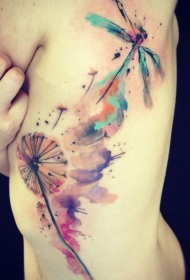 侧肋水彩蜻蜓和蒲公英纹身图案
