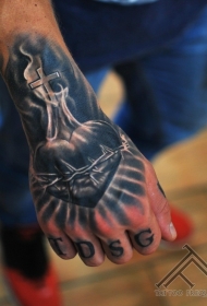 手背宗教主题十字架心形纹身图案
