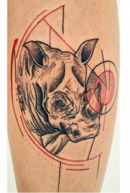 手臂雕刻风格的彩色犀牛纹身图案