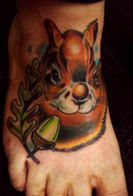 脚背彩色漂亮的松鼠与坚果纹身图案