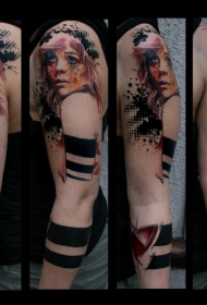 胳膊彩色女性肖像和黑色臂环纹身图案