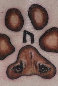 狗脚印和眼睛纹身图案