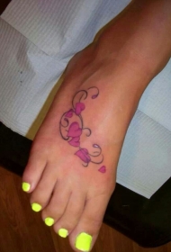脚背粉红心形藤蔓纹身图案
