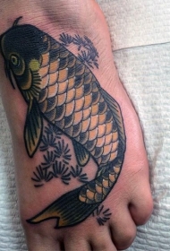 脚背逼真的自然色彩鲤鱼纹身图片