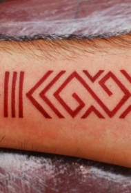 手臂个性红色拉丁符号纹身图案