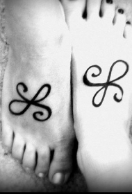 脚部上匹配友谊的符号纹身图案