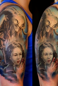 大臂彩色恶魔脸与血腥的女人纹身图案